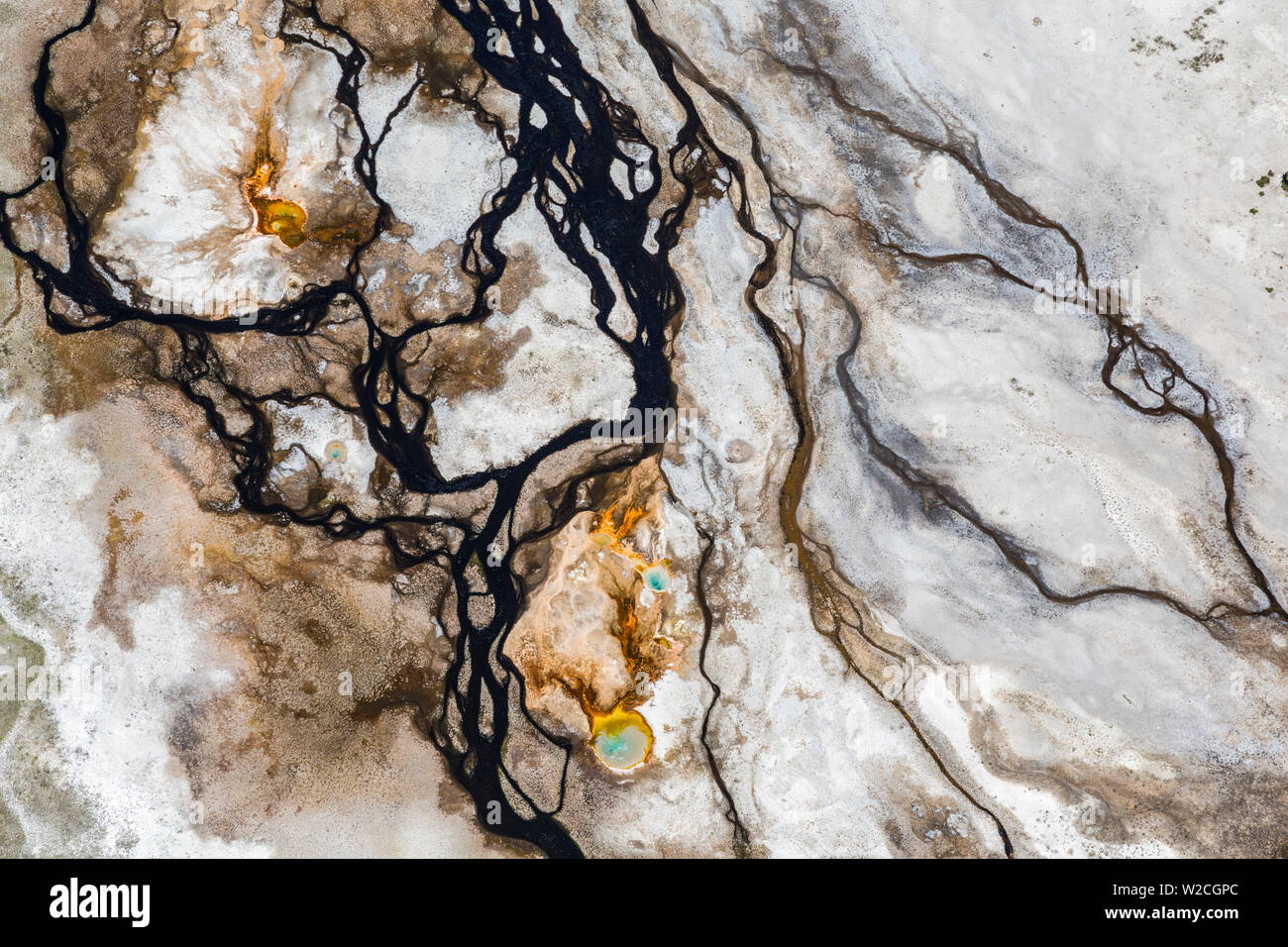 Agua de manantial caliente y patrones desde el aire, el Parque Nacional Yellowstone, Wyoming, EE.UU. Foto de stock