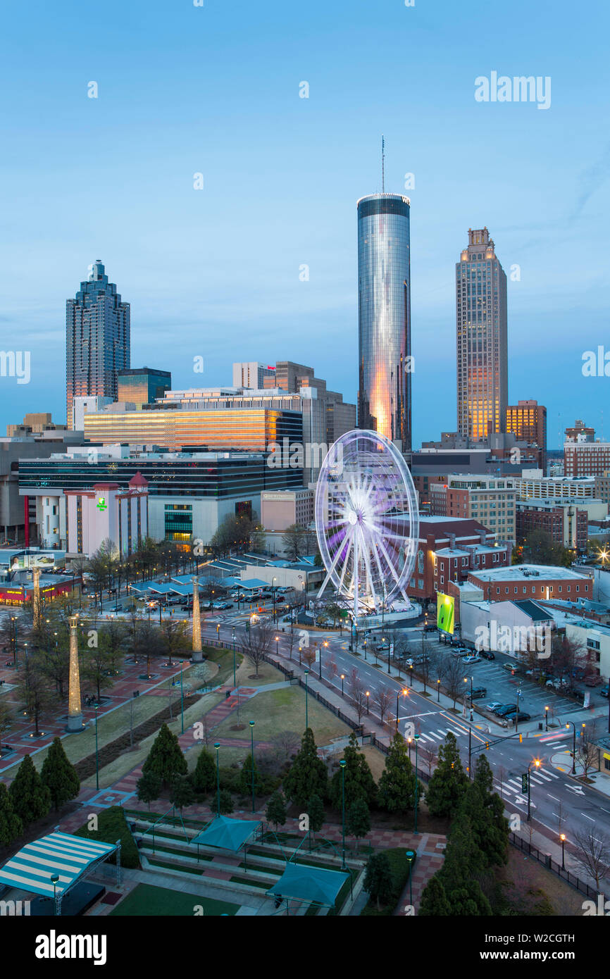 El perfil de la ciudad, vistas sobre el Centro elevado y el Centennial Olympic Park de Atlanta, Georgia, Estados Unidos de América Foto de stock