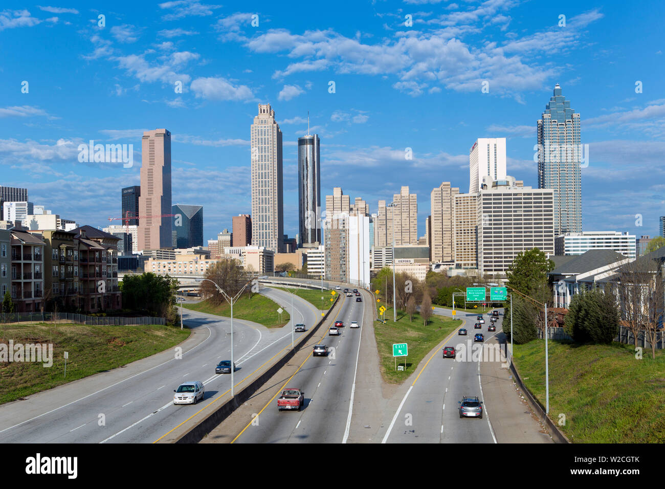 Ver elevados por encima de la libertad Parkway y el horizonte del centro de Atlanta, Georgia, Estados Unidos de América Foto de stock