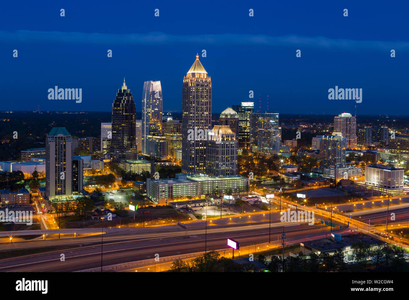 Ver elevados a lo largo de la Interstate 85 pasa el horizonte de Atlanta, Atlanta, Georgia, Estados Unidos de América Foto de stock