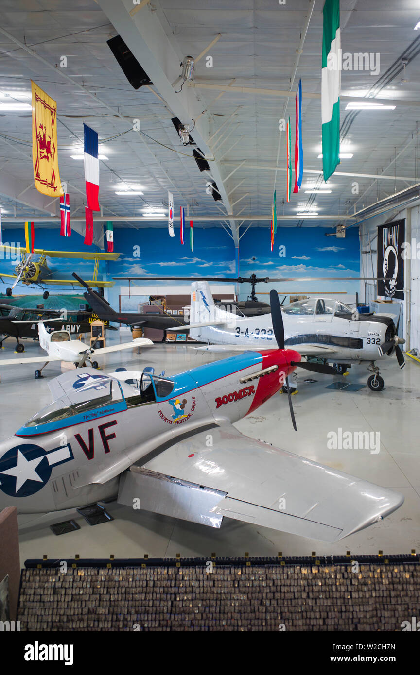Ee.Uu., Fargo, Dakota del Norte, Fargo Air Museum, niveles elevados de ver con la réplica de la época de la II Guerra Mundial, los aviones P-51 Mustang Foto de stock