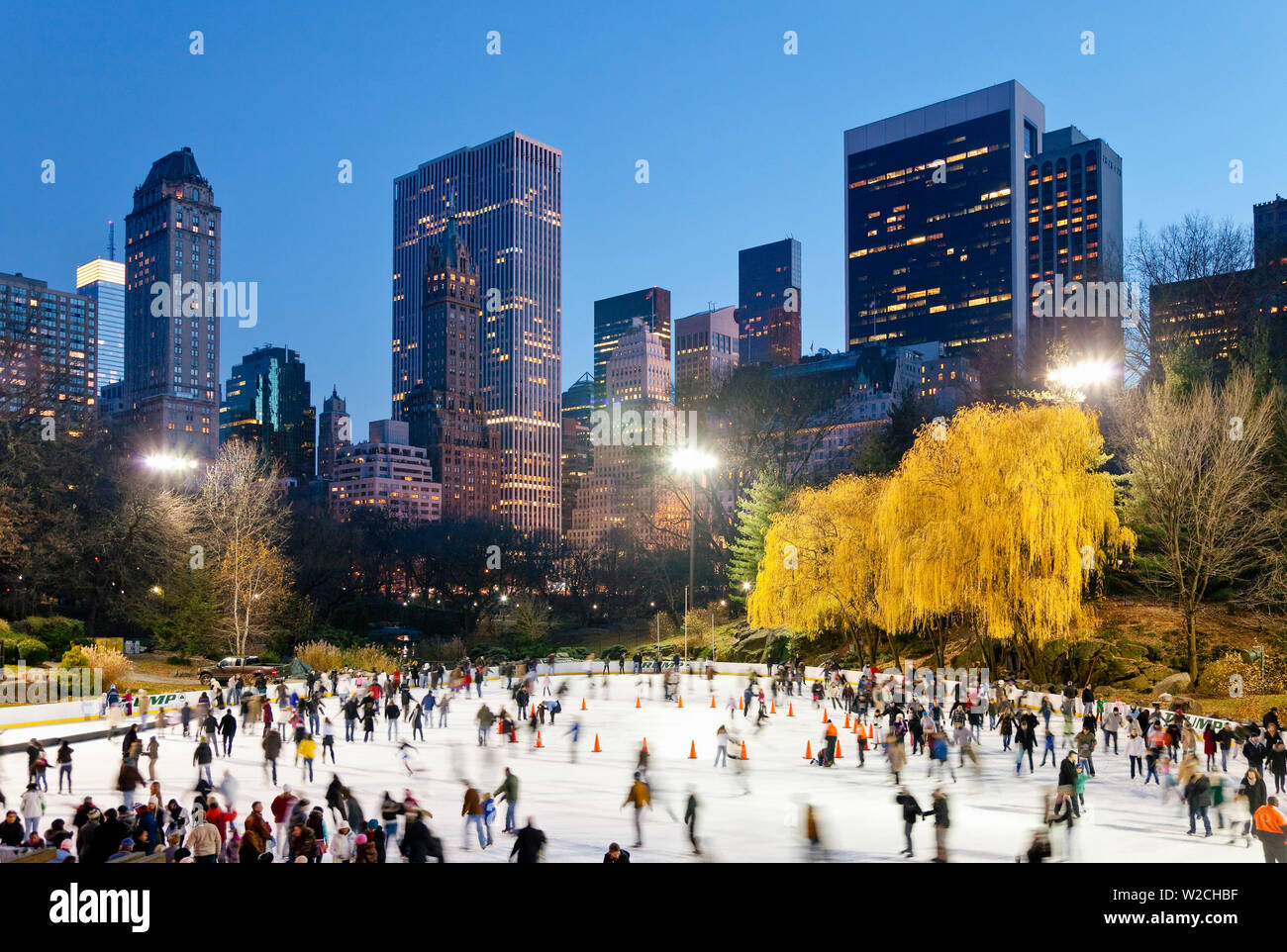 Ee.Uu., la ciudad de Nueva York, Manhattan, la pista de hielo del Wollman en Central Park. Foto de stock