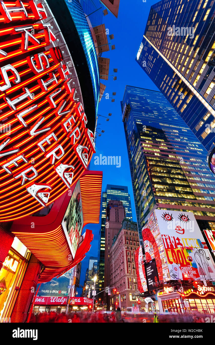 Ee.Uu., la ciudad de Nueva York, Manhattan, Times Square, las luces de neón de la calle 42 Foto de stock