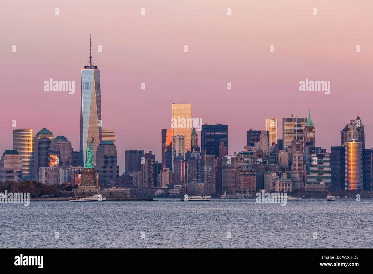 La estatua de la libertad, One World Trade Center y el centro de Manhattan, al otro lado del Río Hudson, Nueva York, Manhattan, Estados Unidos de América Foto de stock