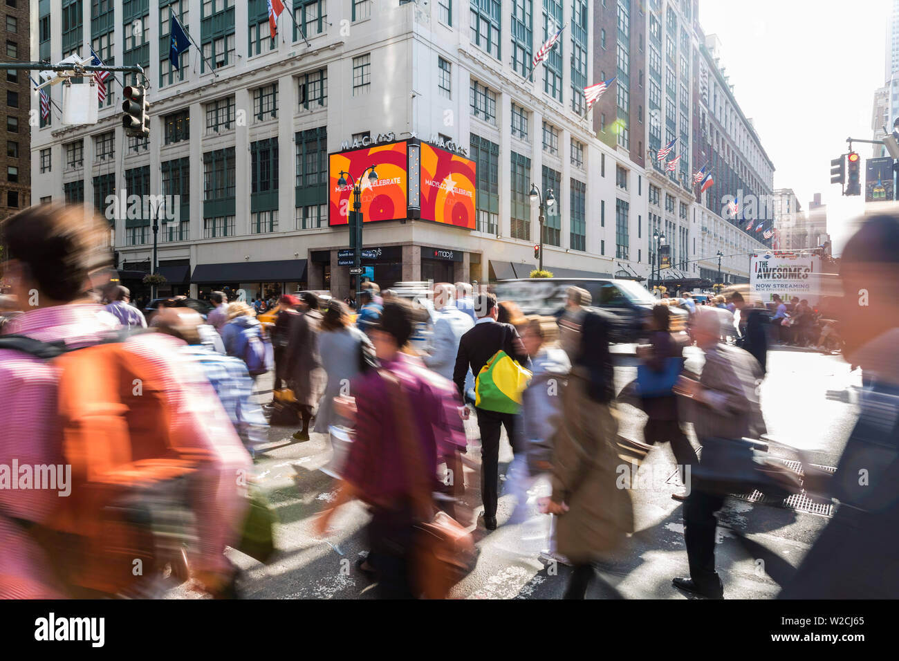 Los viajeros y los compradores ocupados central en Manhattan, Nueva York, EE.UU. Foto de stock