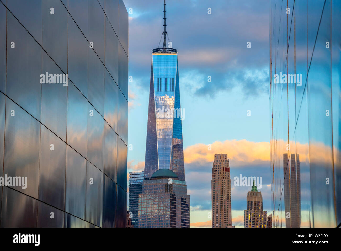 Los Estados Unidos, Nueva Jersey, Jersey City, Liberty State Park, el cielo vacío memorial de nuevo Jerseyans perdido durante 911 ataques contra el World Trade Center, del Centro de Comercio Mundial en segundo plano. Foto de stock