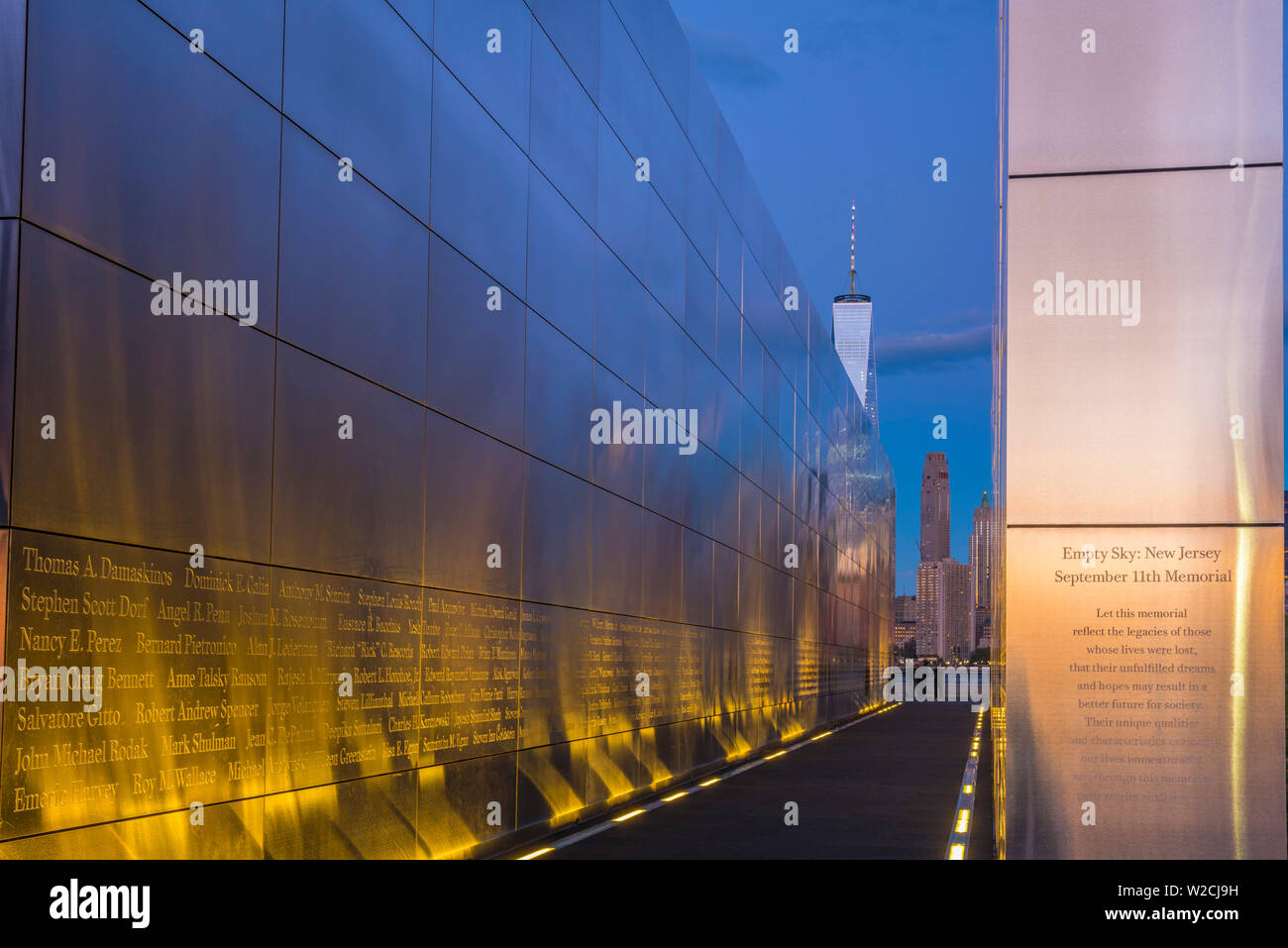 Los Estados Unidos, Nueva Jersey, Jersey City, Liberty State Park, el cielo vacío memorial de nuevo Jerseyans perdido durante 911 ataques contra el World Trade Center, del Centro de Comercio Mundial en segundo plano. Foto de stock
