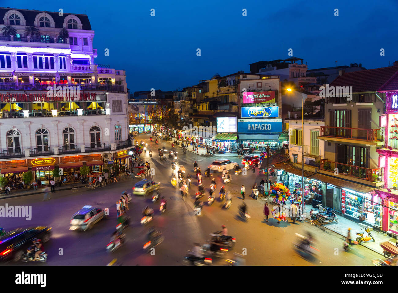 Al anochecer, la Plaza Ba Dinh, Hanoi, Vietnam Foto de stock