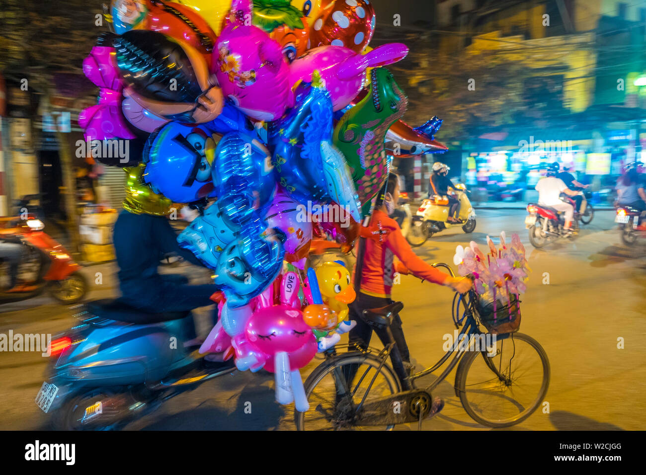 Vendedor de globos con bicicleta, Hanoi, Vietnam Foto de stock