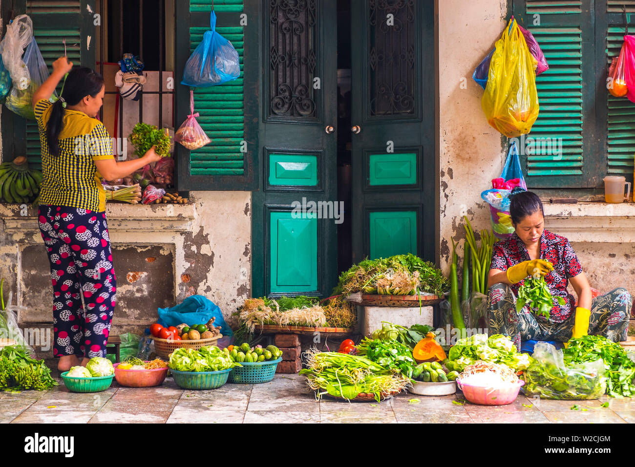 Vendedor de verduras de la calle, Hanoi, Vietnam Foto de stock