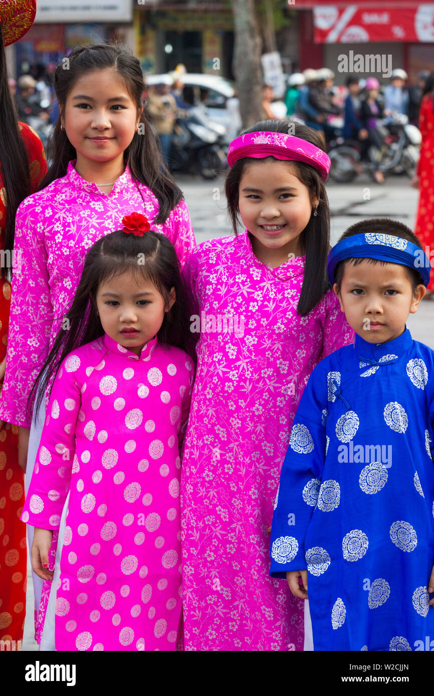 Vietnam, Haiphong, Tet, el Año Nuevo Lunar, familia en traje tradicional Foto de stock