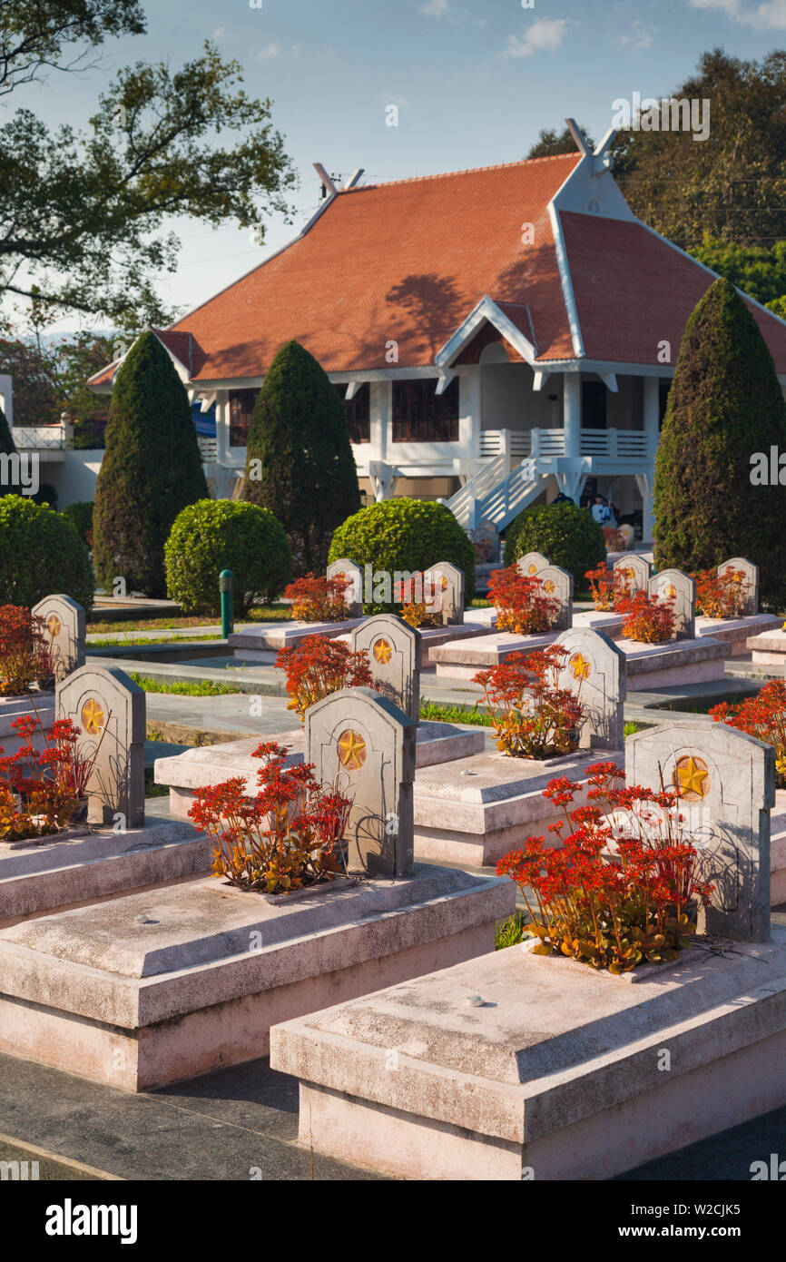 Vietnam, Dien Bien Phu, Dien Bien Phu cementerio militar, las tumbas de los soldados vietnamitas Foto de stock