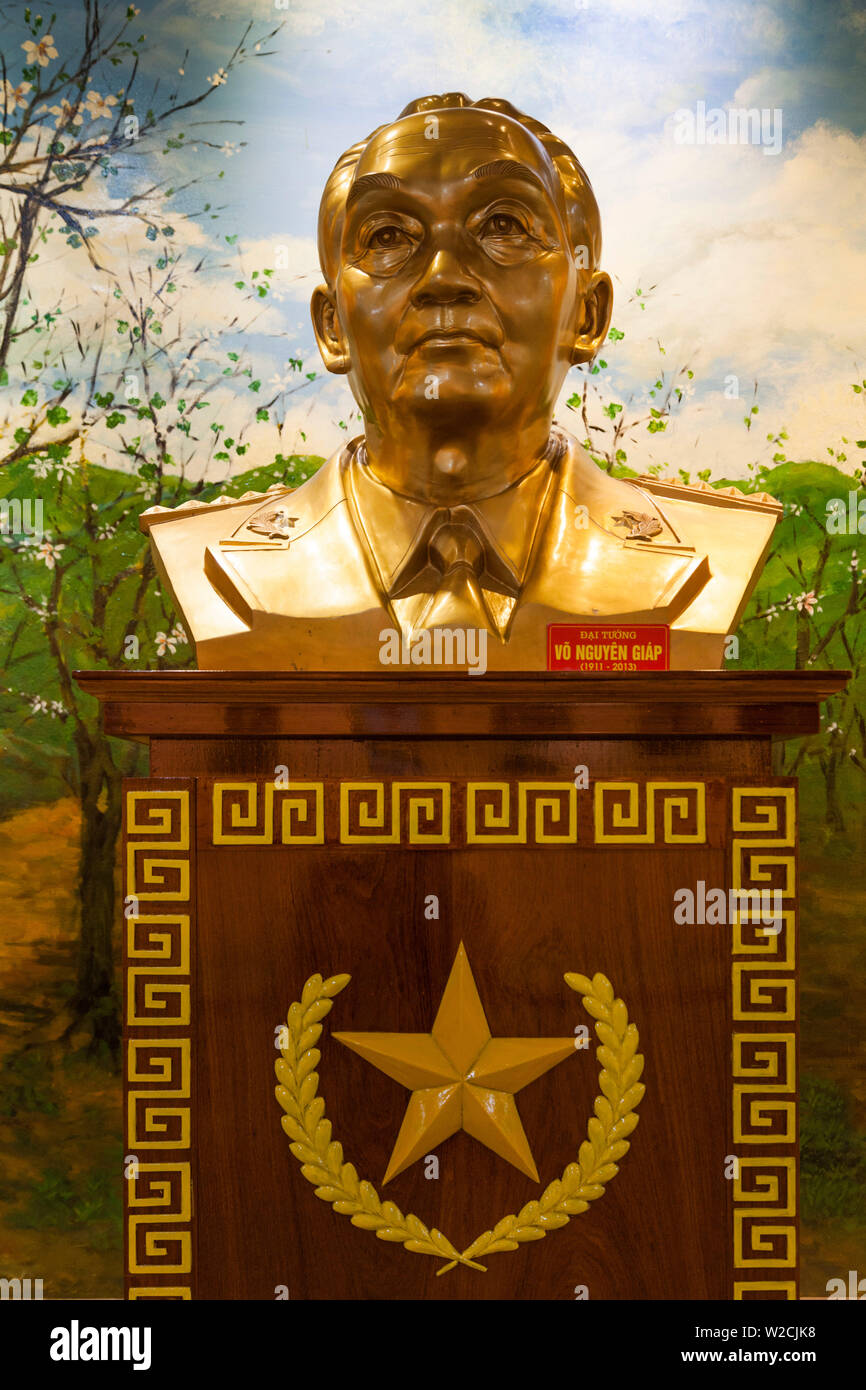 Vietnam, Dien Bien Phu, Dien Bien Phu Museum, , Busto del General Vo Nguyen Giap, comandante Vietnmese Foto de stock