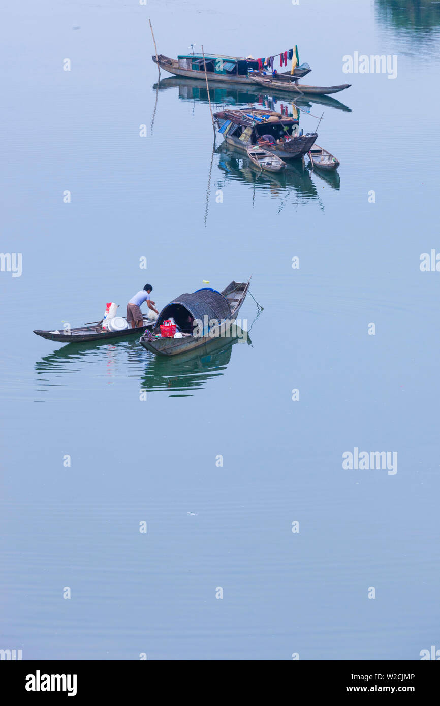 Vietnam, DMZ, zona de la provincia de Quang Tri, niveles elevados de vista de botes en el río baja Cam Foto de stock