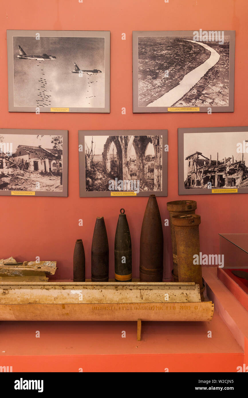 Vietnam, DMZ, zona de la provincia de Quang Tri, Ben Hai, War Memorial en el sitio del antiguo Vietnam del Norte y Vietnam del Sur puesto fronterizo, el museo interior, bombardear mostrar Foto de stock