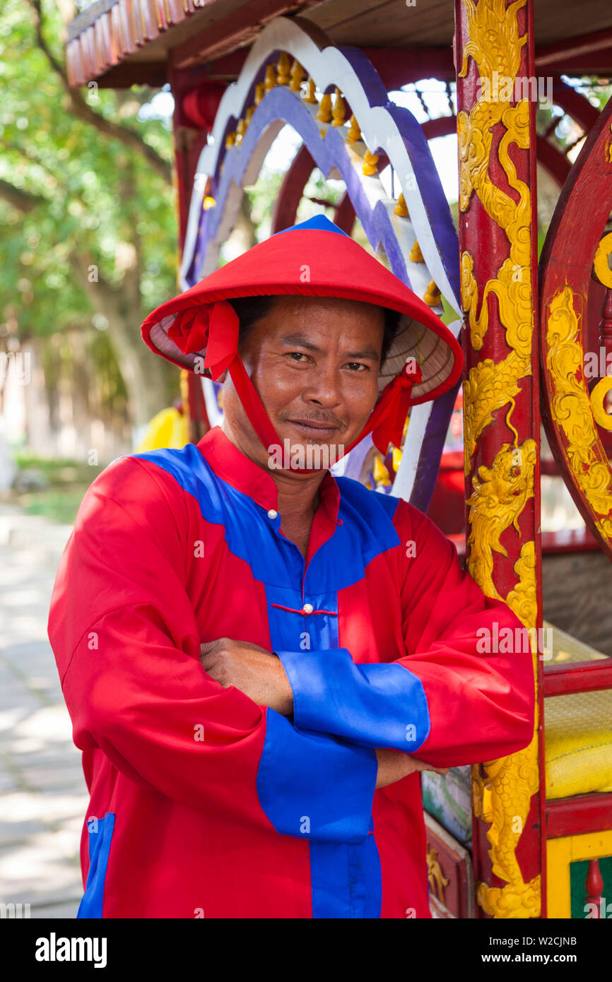 Vietnam, Hue, Ciudad Imperial de Hue, a Mieu templo complejo, conductor del rickshaw Foto de stock