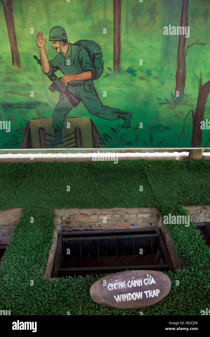 Vietnam, Cu Chi, los túneles de Cu Chi, antigua ciudad subterránea utilizada por el Vietcong durante la Guerra de Vietnam, visualización de las trampas de la selva Foto de stock