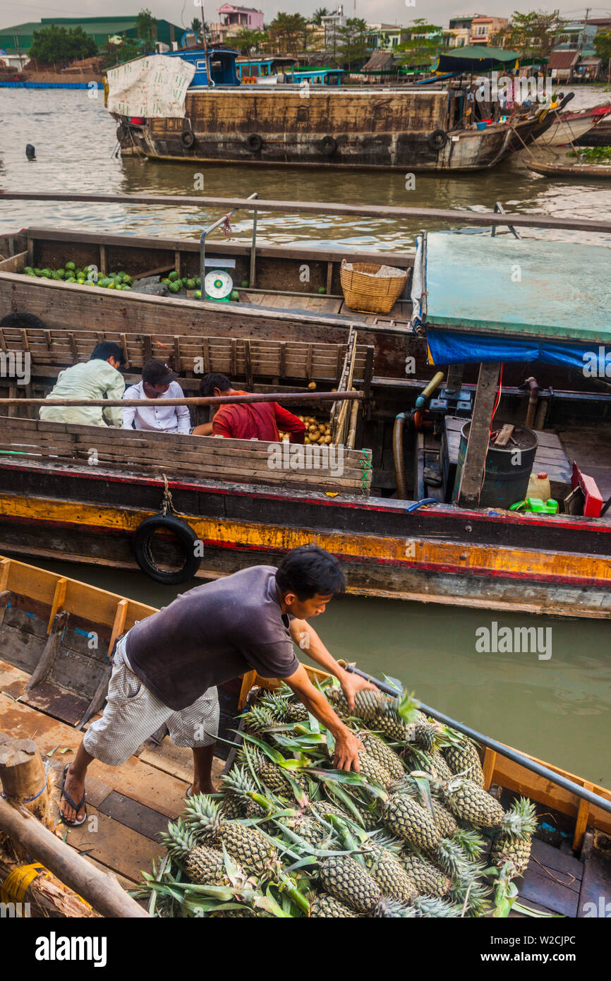 Vietnam, el delta del Mekong, Cai Rang, Cai Rang Mercado Flotante, descarga piñas Foto de stock
