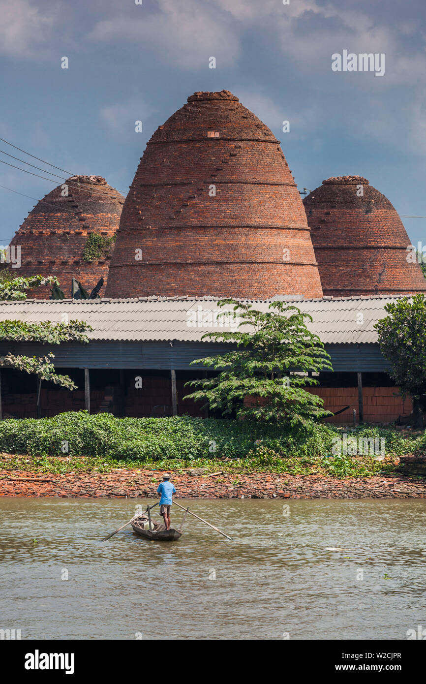 Vietnam, el delta del Mekong, Sa Dec, Sa Dec Río y hornos de ladrillos Foto de stock