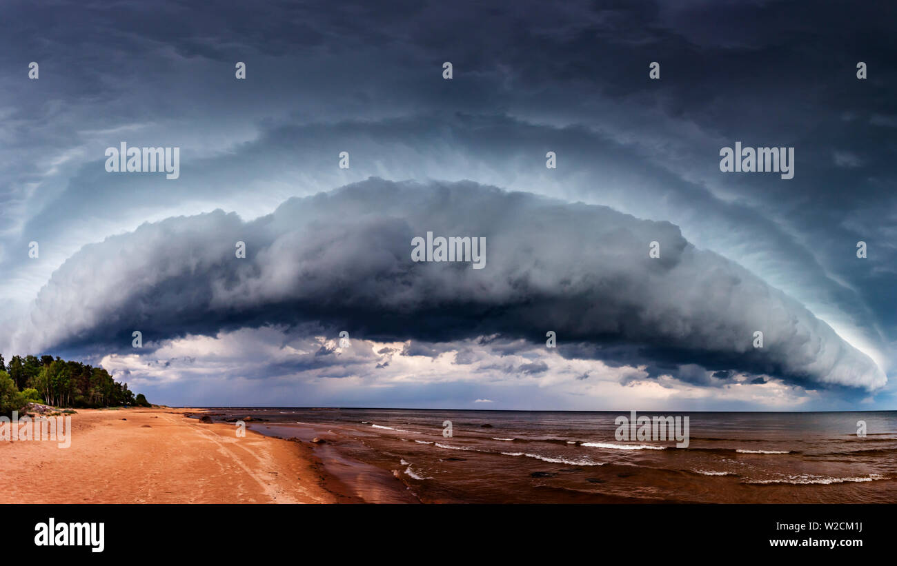 Nubes de tormenta dramática sobre el mar Foto de stock