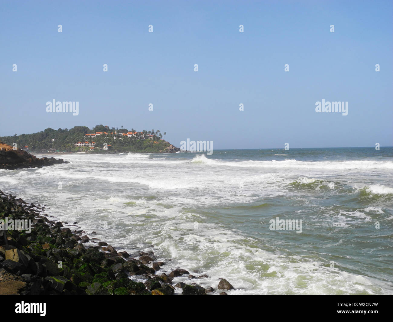 Las Olas Y Las Rocas En La Costa Del Mar Arabigo Kerala Trivandrum Fotografia De Stock Alamy