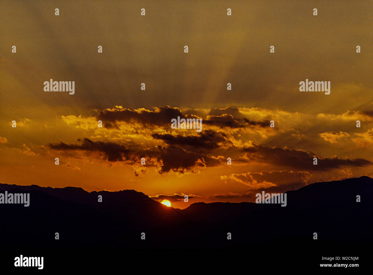Córcega, agosto de 1990. Puesta de sol sobre las montañas. Foto: © Simon Grosset. Archivo: Imagen digitalizada de una transparencia original. Foto de stock