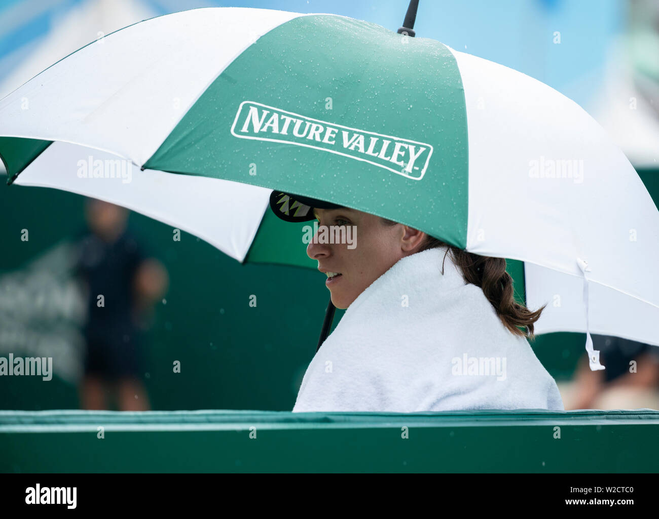 Johanna Konta de GBR refugiarse bajo paraguas antes del inicio del partido contra el ONS Jabeur de Túnez en Nature Valley International 2019, Devonshire par Foto de stock