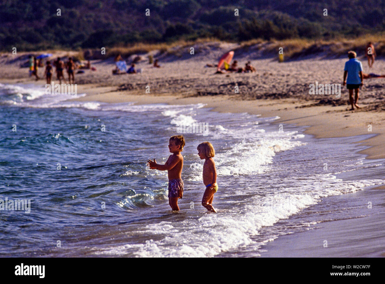 Cerdeña, Italia. Dos niños jugando en el mar, sobre la playa de Liscia Ruja. Foto: © Simon Grosset. Archivo: Imagen digitalizada de una transparencia original. Foto de stock