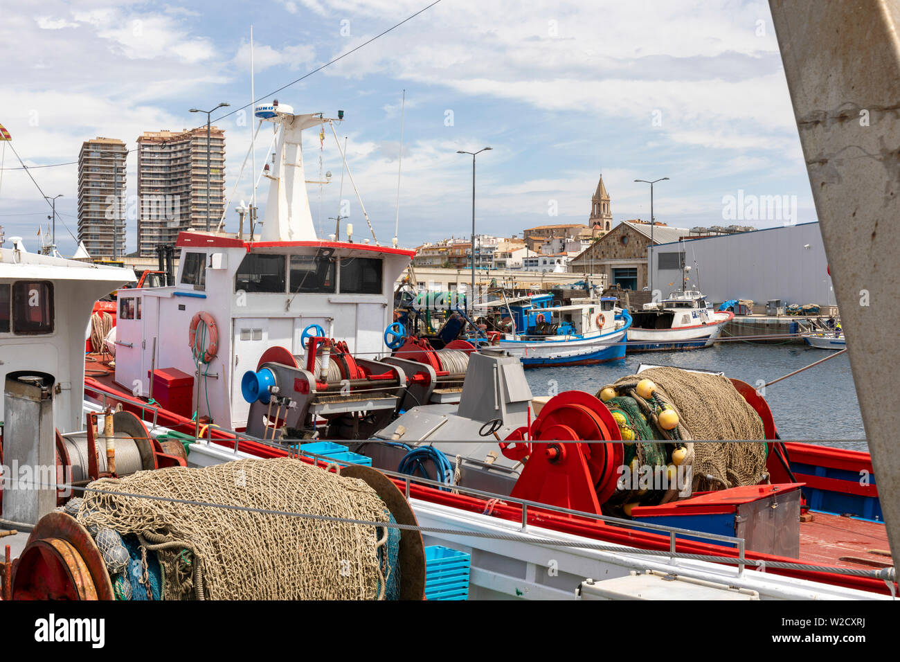 Barcos pesqueros amarrados junto al puerto de Palamós, España Foto de stock