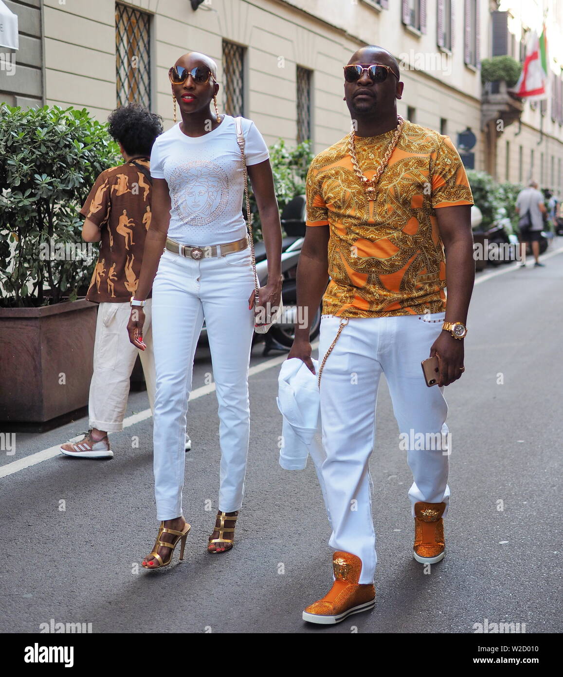 Milán, Italia: 15 de junio de 2019: los bloggers de moda street style trajes antes de Versace Fashion show durante la Semana de la moda de Milán en 2019/2020 Fotografía de stock - Alamy