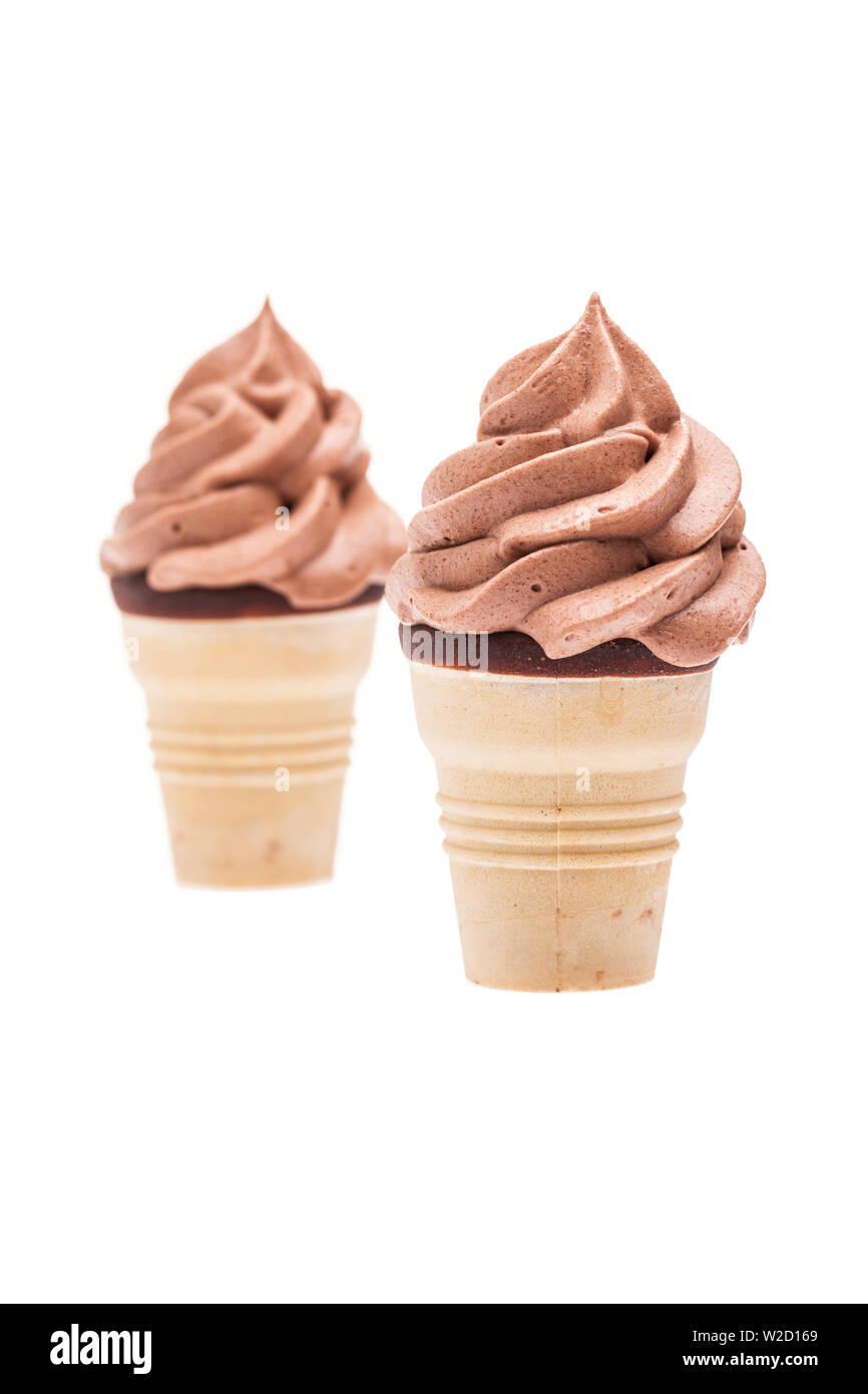 Helado sundae: dos conos de helado de chocolate en una fila sobre un fondo blanco. Foto de stock