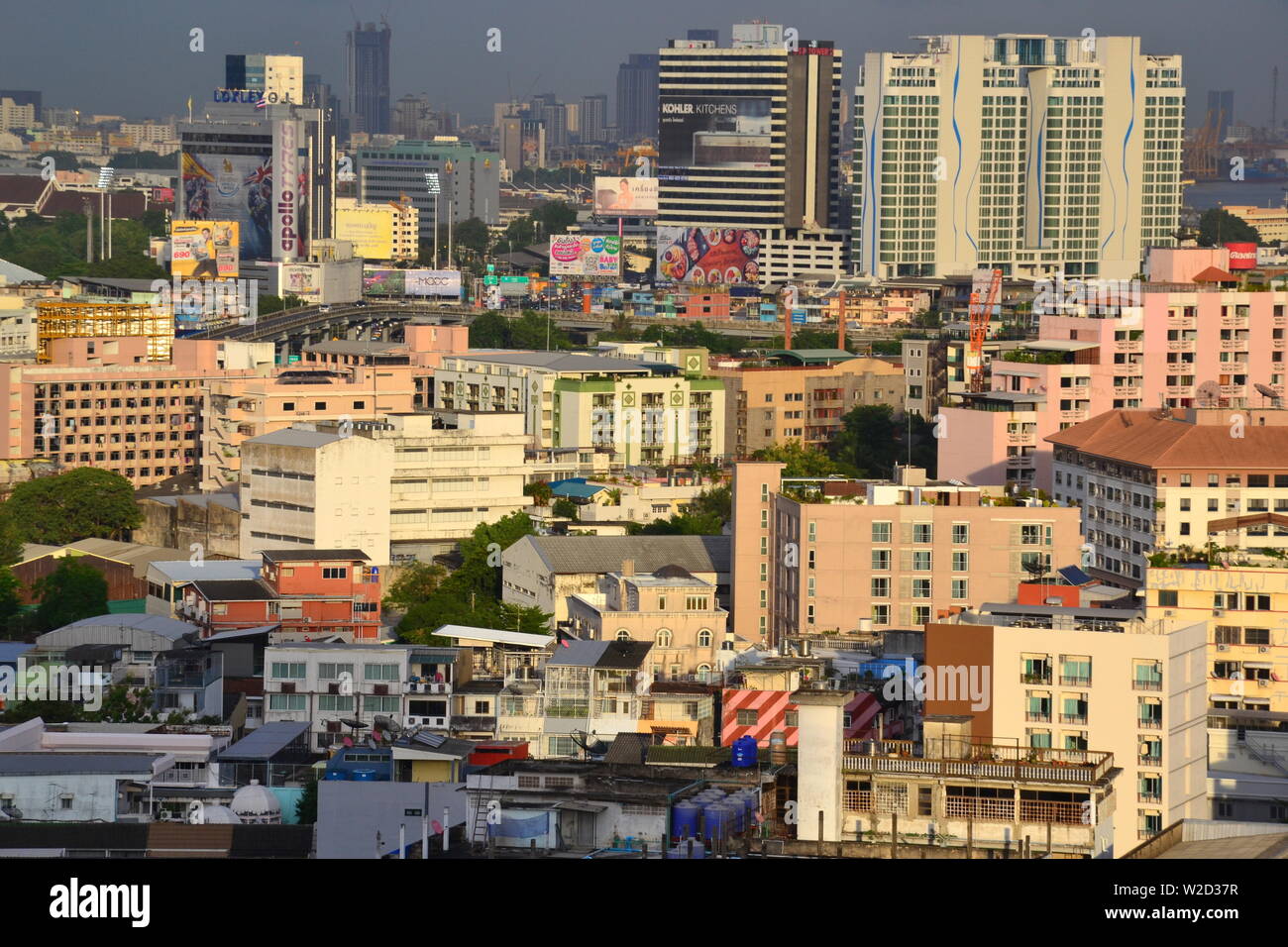 Una vista de alto nivel de rascacielos en el centro de Bangkok, Tailandia, mirando al oeste del distrito de Sathorn Foto de stock