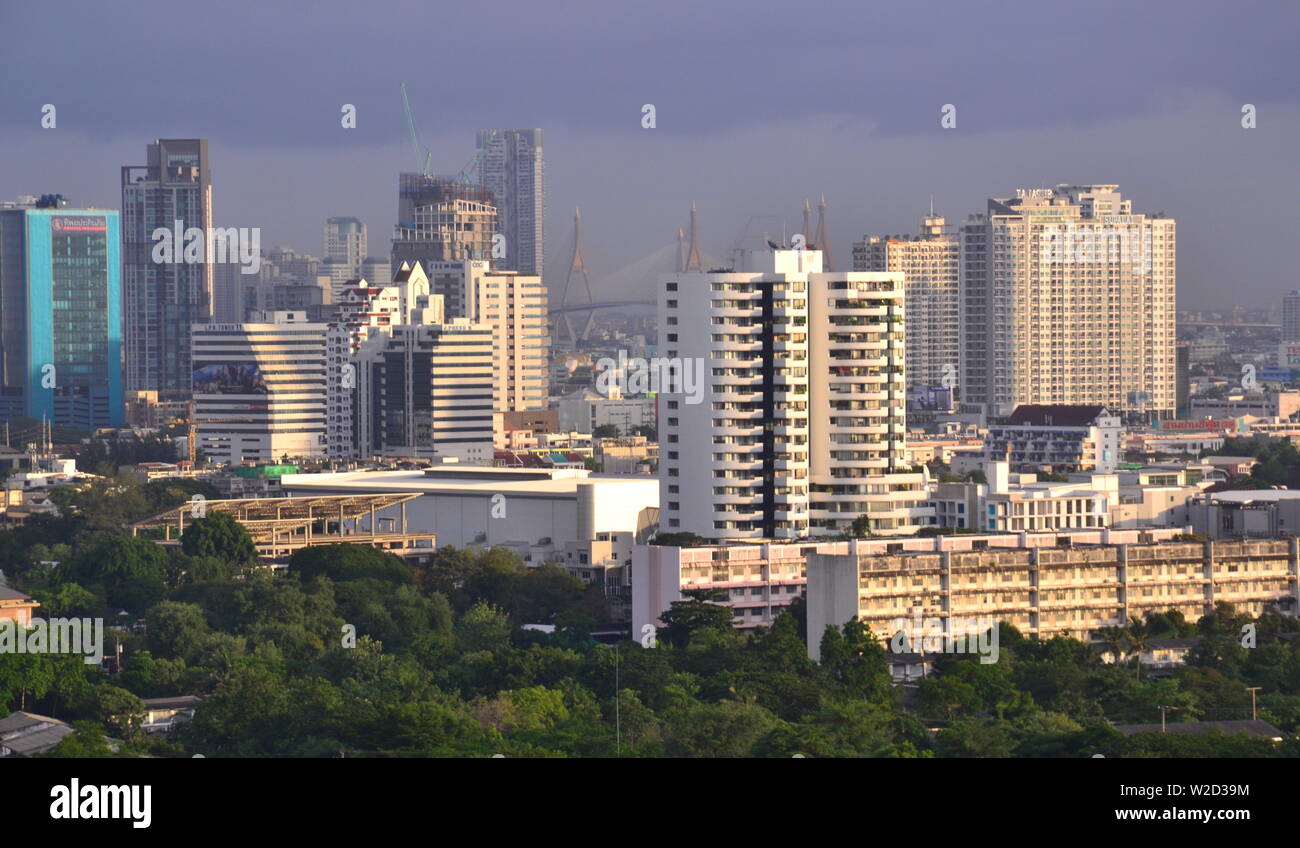 Una vista de alto nivel de rascacielos en el centro de Bangkok, Tailandia, mirando al sur oeste del distrito de Sathorn Foto de stock