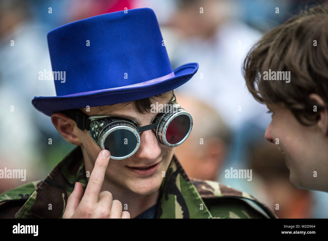 Un adolescente que llevaba gafas steampunk y un sombrero azul Fotografía de  stock - Alamy