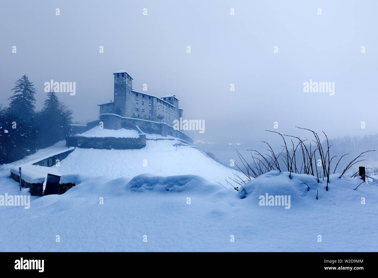 Noche de invierno en Cles Castillo. No Valle, provincia de Trento, Trentino Alto-Adige, Italia, Europa. Foto de stock