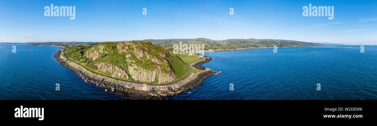 Irlanda del Norte, Reino Unido. Amplia panorámica aérea de Ballygalley Head Mountain y Causeway Ruta Costera también conocido como carretera costera de Antrim entre Larne y Ballygall Foto de stock