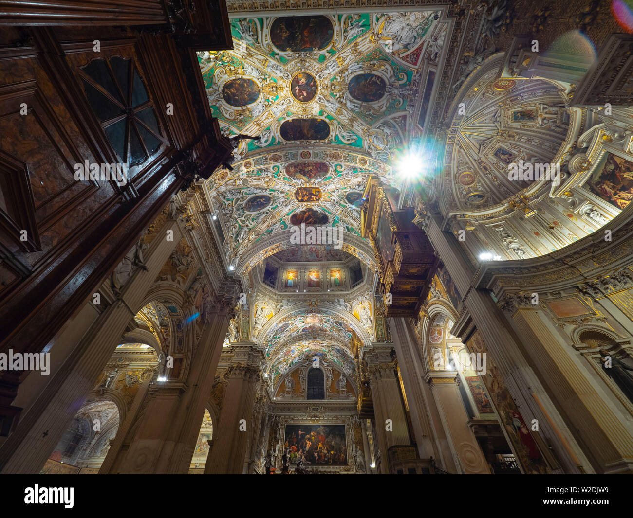 Interior de la Basilica di Santa Maria Maggiore. La iglesia es la arquitectura románica en el interior, la decoración es en gran medida de la renova barroco del siglo XVII. Foto de stock