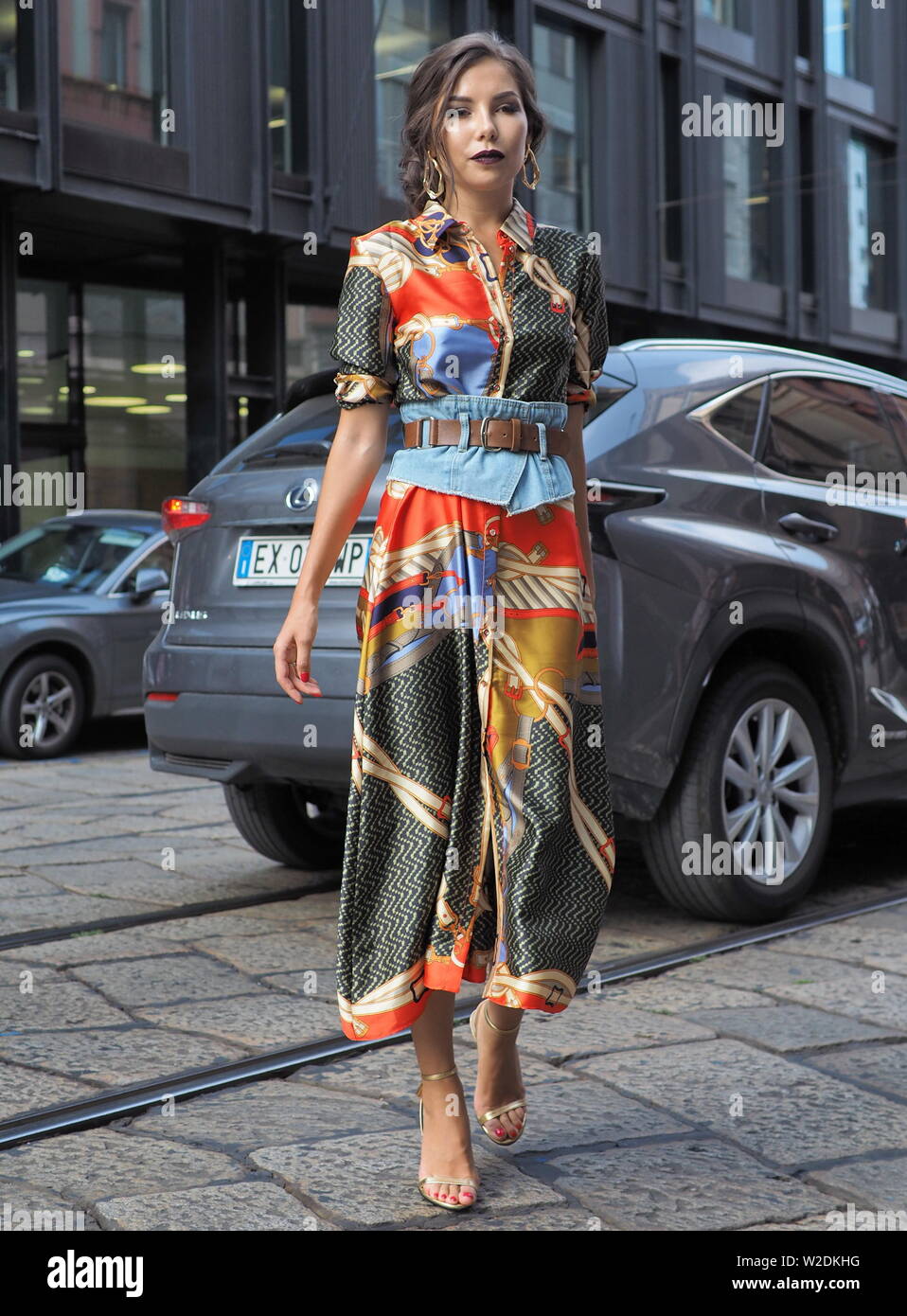 Milán, Italia: 19 de septiembre de 2018: moda mujer ropa street style antes ANNAKIKI Fashion show durante la semana la moda de Milán otoño/invierno 2018/2019 Fotografía de - Alamy