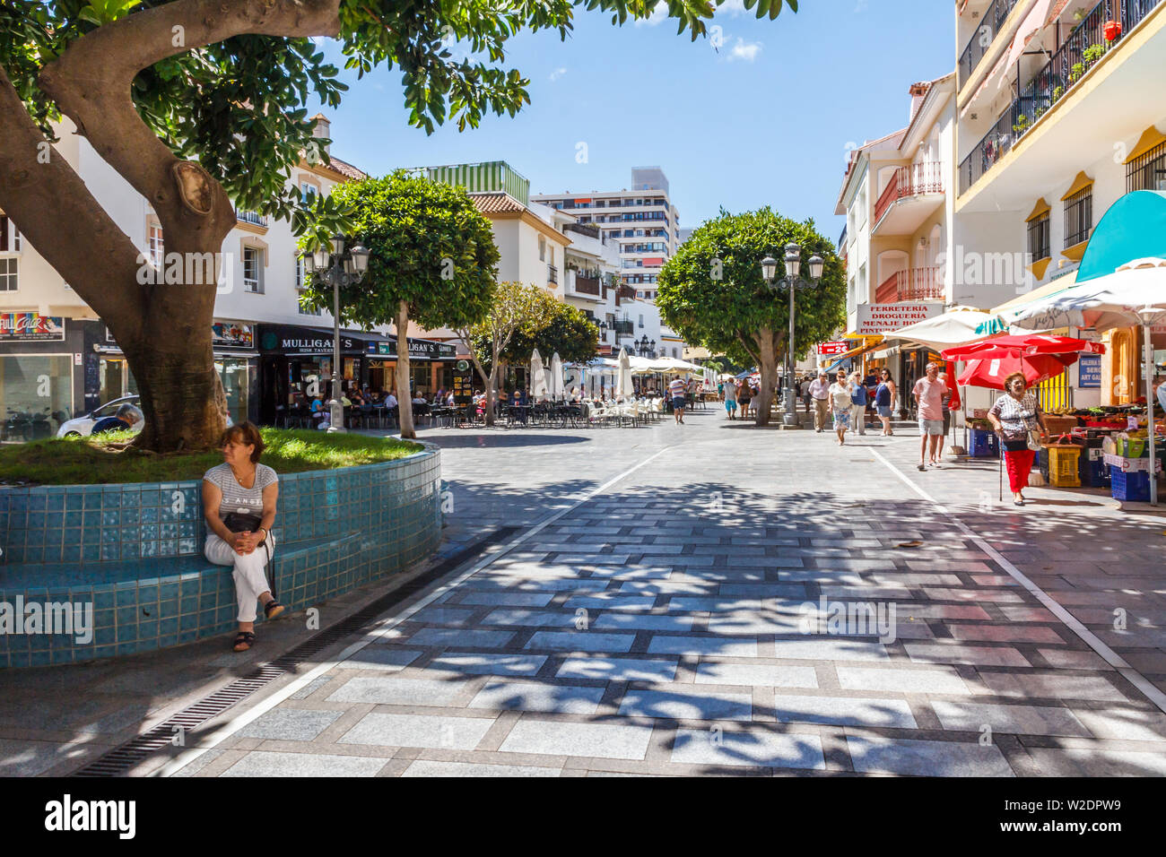 Torremolinos, España - El 24 de agosto de 2015: la gente caminando por la calle principal. La ciudad es un popular destino de vacaciones. Foto de stock