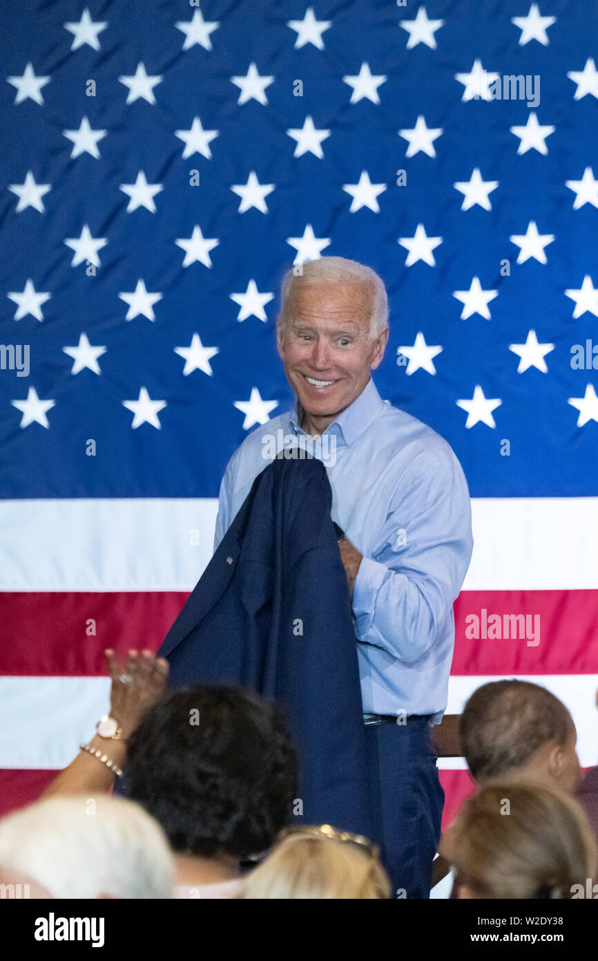 El ex vicepresidente estadounidense, Joe Biden, recoge su traje chaqueta en la celebración de una reunión en el ayuntamiento en el Salón de la Asociación Internacional de estibador Julio 7, 2019 en Charleston, Carolina del Sur. Foto de stock