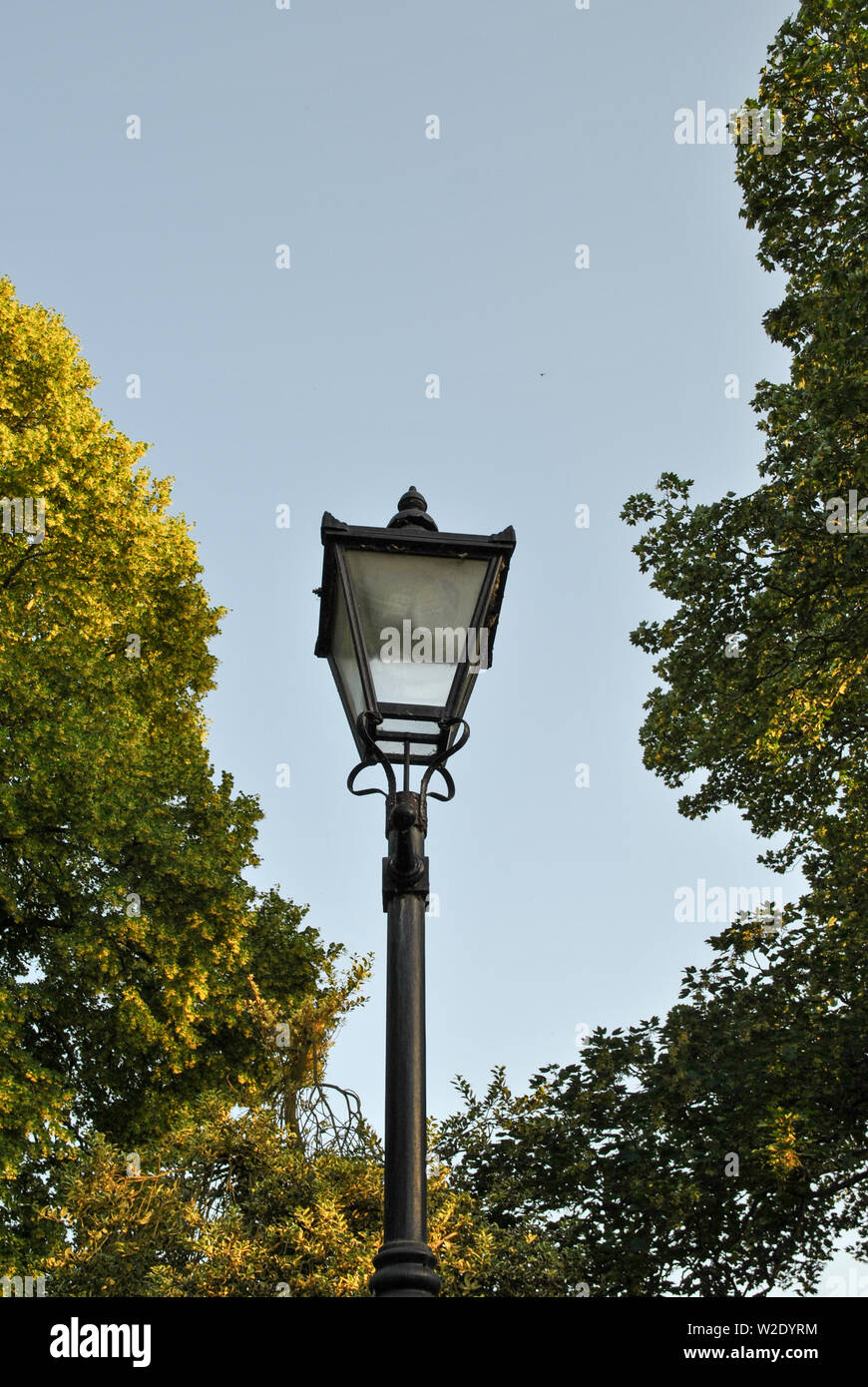 Una lámpara de la calle siluetas contra el cielo Foto de stock