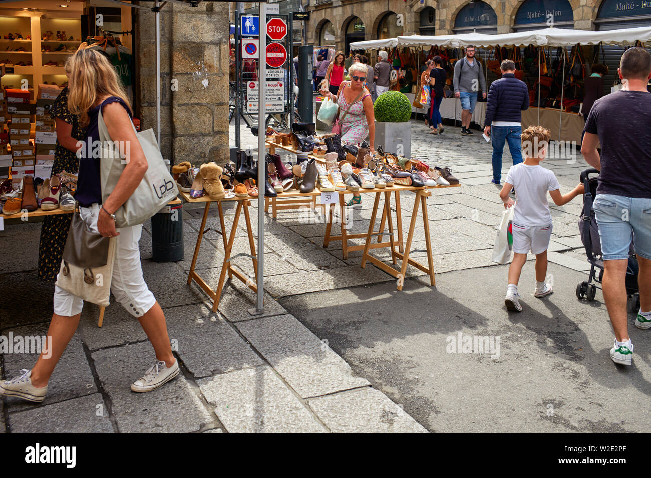 Cazagangas buscando venta zapatos en Rennes, captial de Bretaña, Francia  Fotografía de stock - Alamy