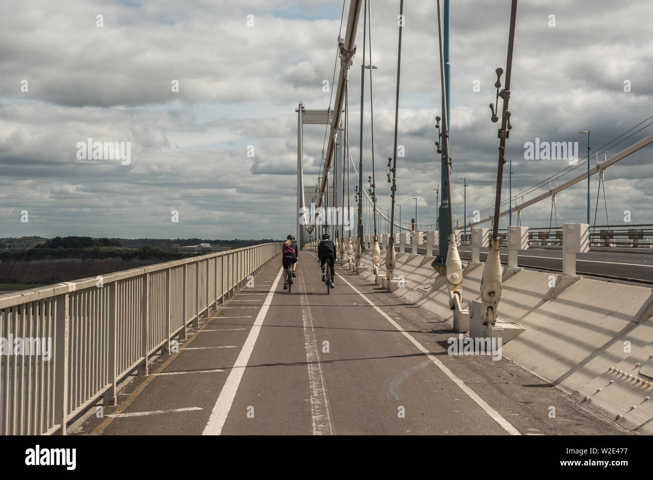 Ciclistas en el puente Severn Foto de stock
