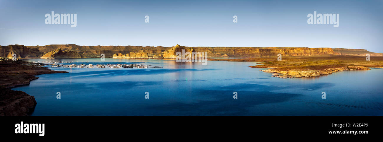 Clear Lake en la costa de un paisaje árido. Foto de stock