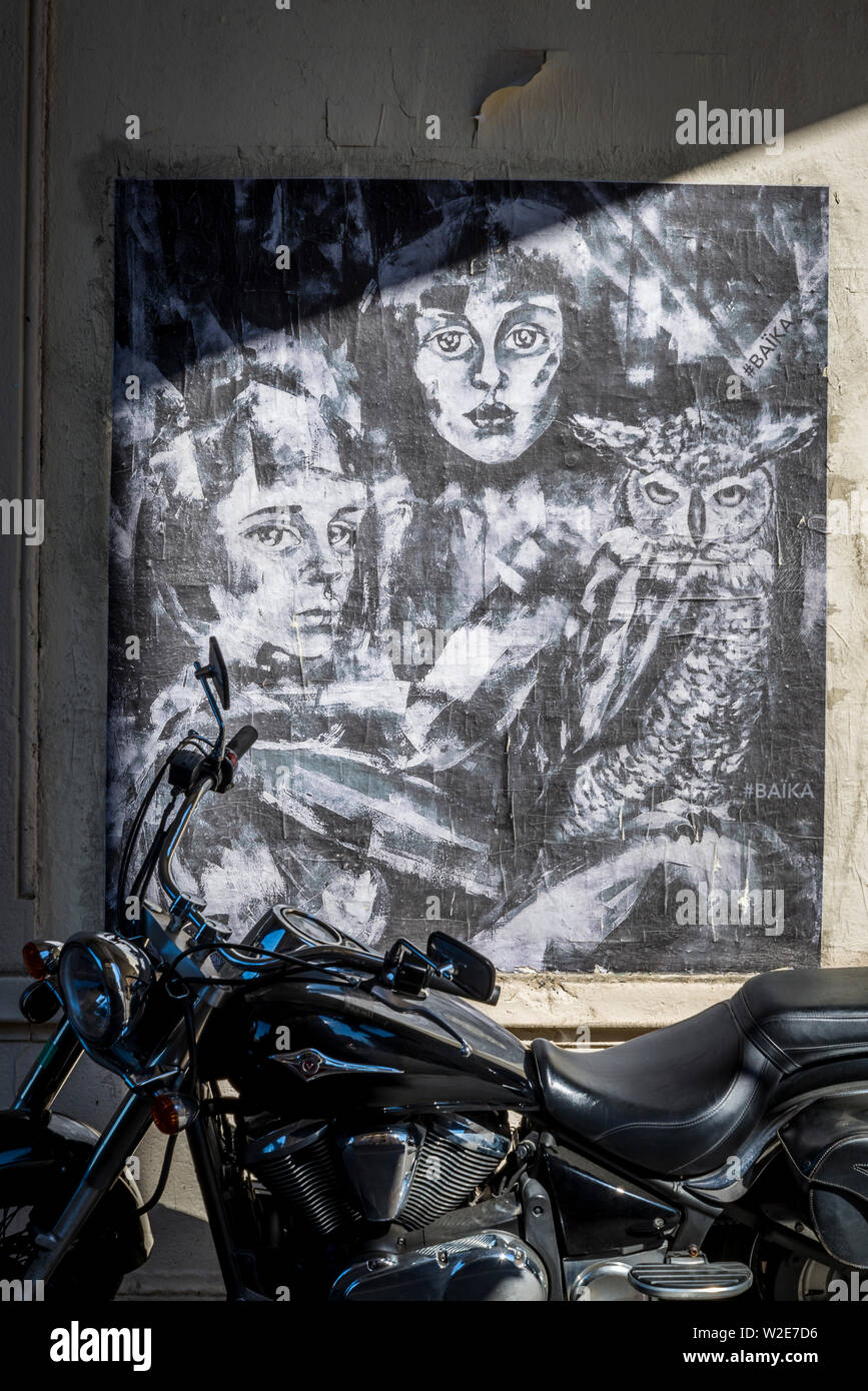 Mural y moto, La Croix-Rousse, antiguo distrito de fabricantes de seda  barrio durante siglo xix, ahora un elegante barrio bohemio, Lyo Fotografía  de stock - Alamy
