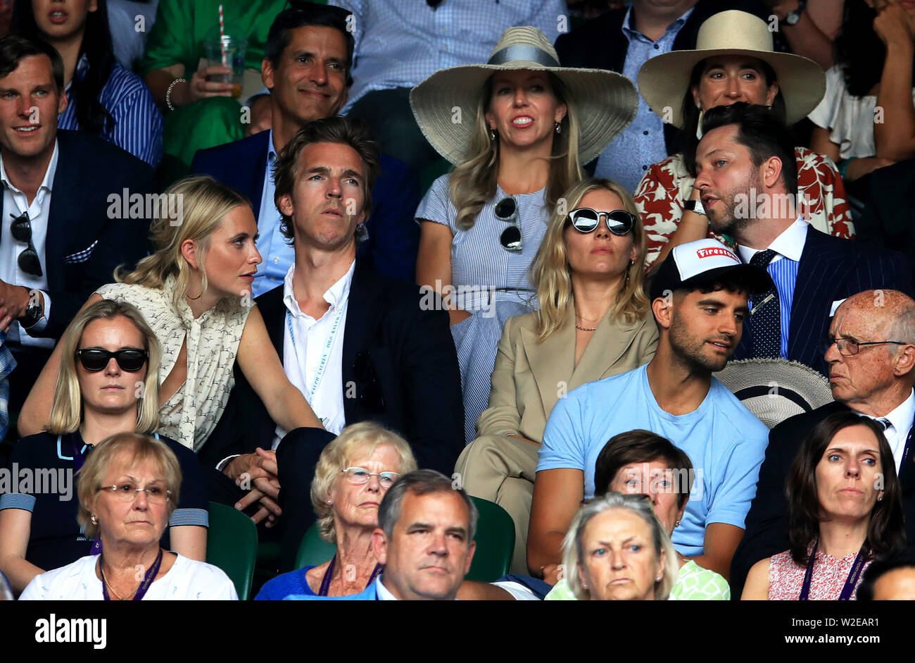 Poppy Delevingne y James Cook (izquierda) con Derek Blasberg y Sienna Miller (derecha) el día siete de los campeonatos de Wimbledon en el All England Lawn Tennis y Croquet Club, el Torneo de Tenis de Wimbledon. Foto de stock