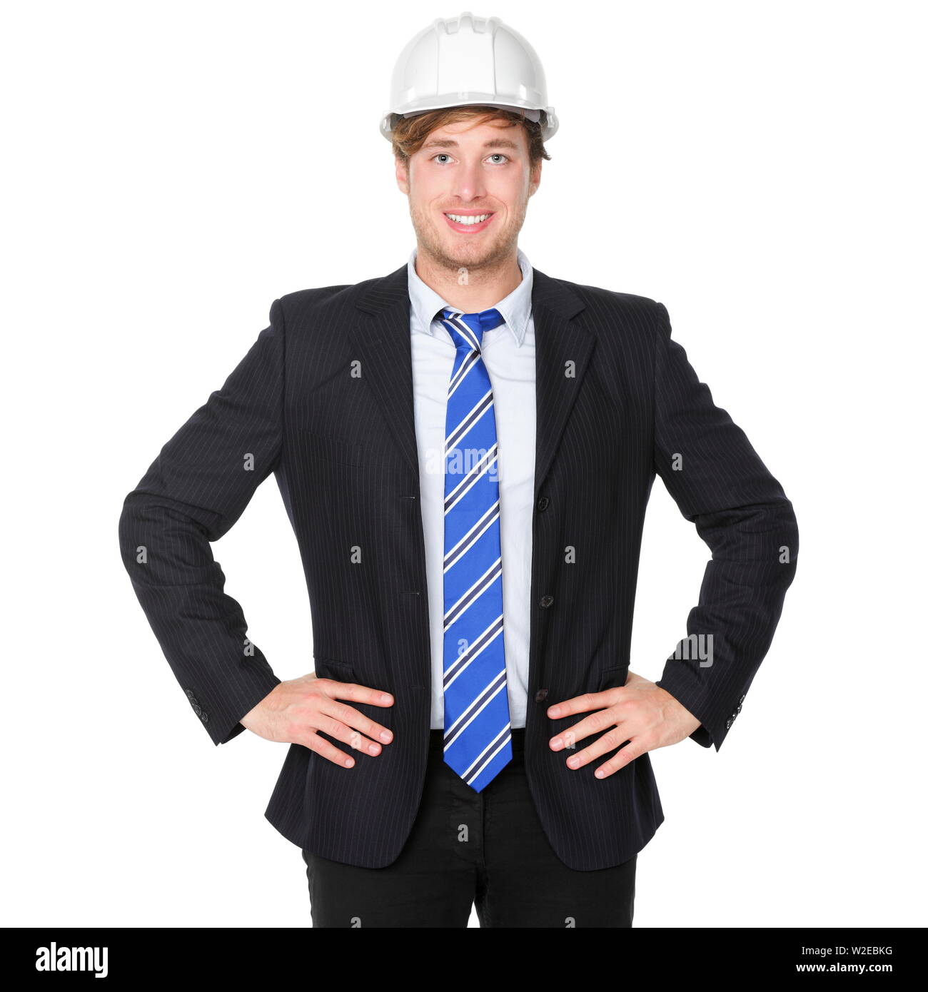 Ingeniero o Arquitecto hombre de negocios en traje. Hombre de negocios  vestidos de blanco sombrero duro casco sonriente, feliz, orgulloso y  confiado. Retrato de joven ingeniero en sus 20s aislado sobre fondo