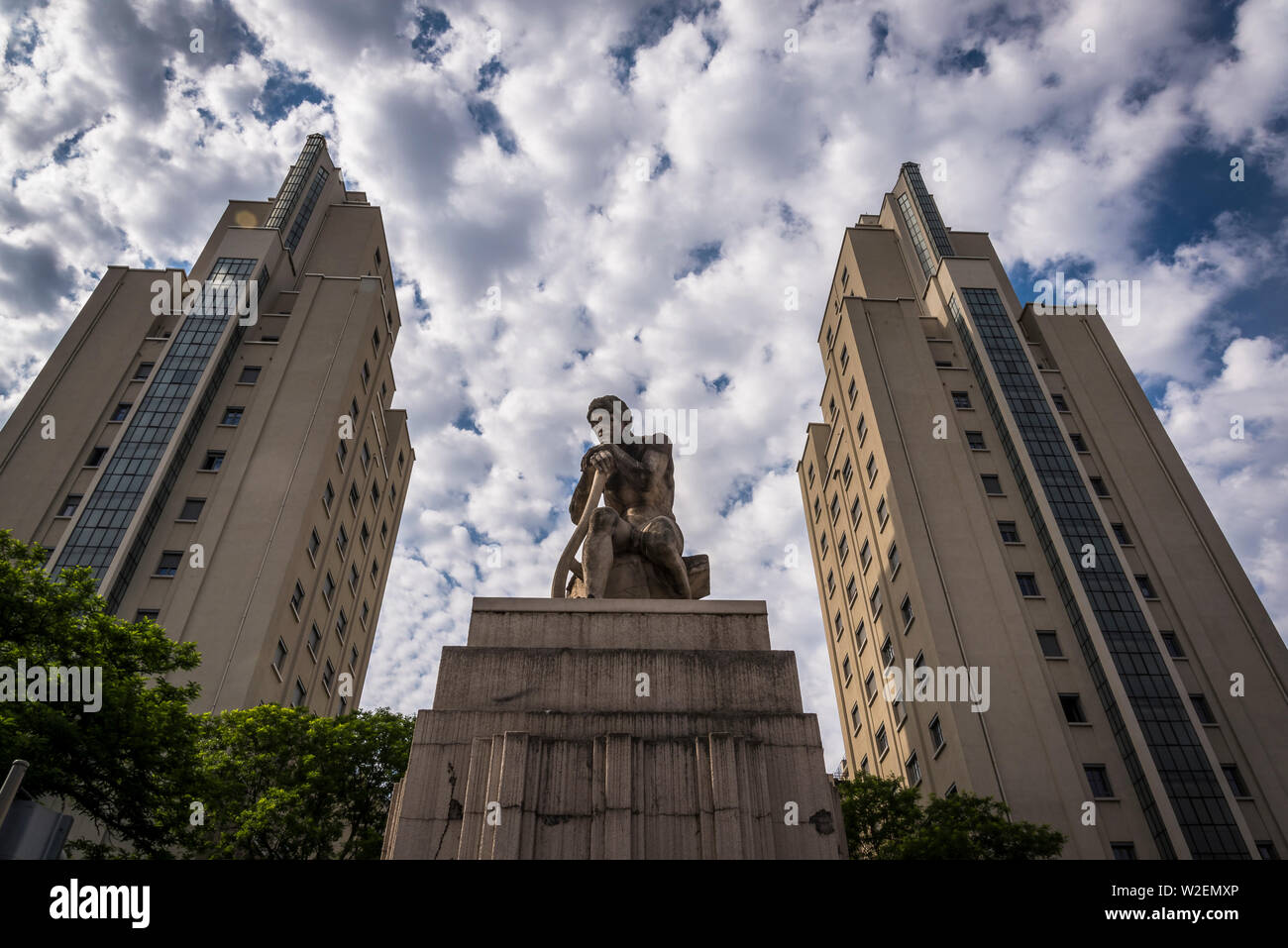 El respiro escultura y Les gratte-ciel de Villeurbanne - Los rascacielos de Villeurbanne, un conjunto arquitectónico modernista situado en las municipales Foto de stock