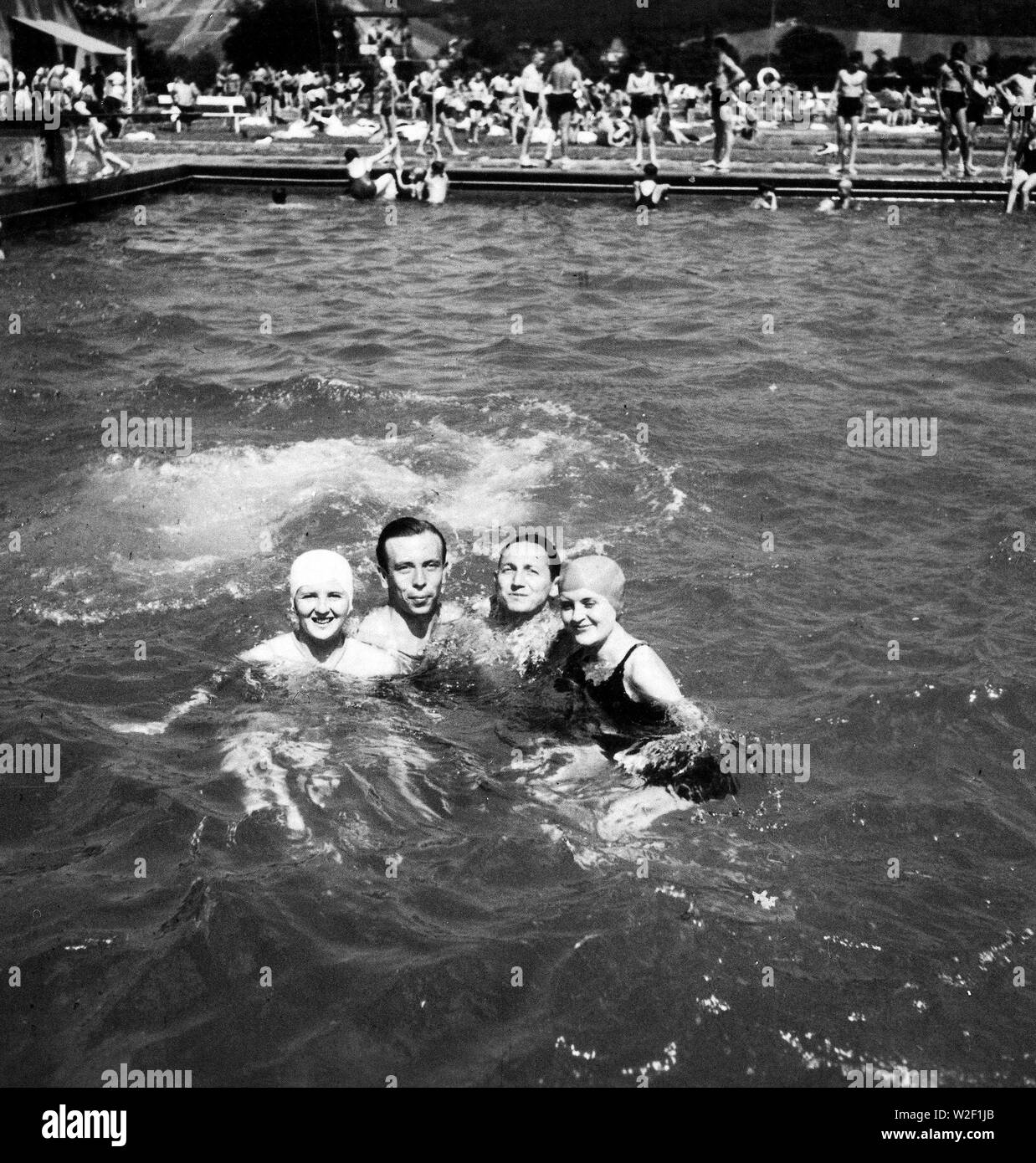 Eva Braun Colección (album 4) - hombres y mujeres alemanas divirtiéndose en una piscina (Bonn) ca de finales de 1930. Foto de stock