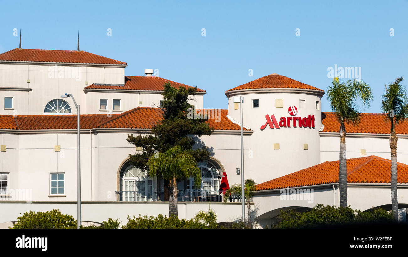 Julio 4, 2019 San Mateo / CA / USA - vista desde el exterior del aeropuerto de San Francisco Marriott hotel Foto de stock